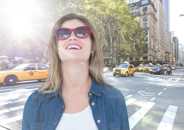 Γυναίκα με γυαλιά ηλίου με φωτοβολίδα φόντο πόλη στην οδό — Φωτογραφία Αρχείου