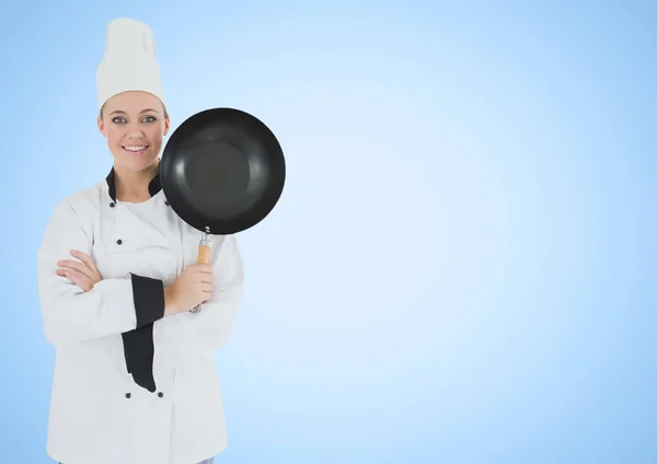 Composietbeeld van chef-kok met koekenpan tegen blauwe achtergrond — Stockfoto