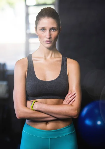 Fitness mulher braços dobrados em um ginásio — Fotografia de Stock