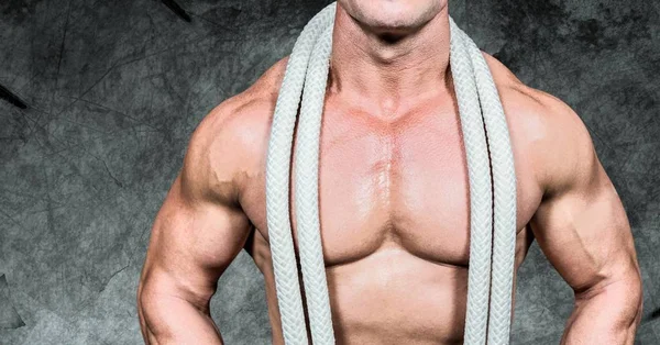 Zusammengesetztes Bild eines Mann Fitness-Torso vor dunklem Hintergrund — Stockfoto