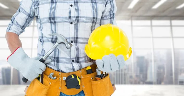 Zimmermannstorso mit Hammer gegen Fenster — Stockfoto