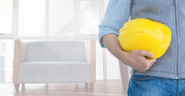 Arquitecto Torso sosteniendo un barril contra ventanas —  Fotos de Stock