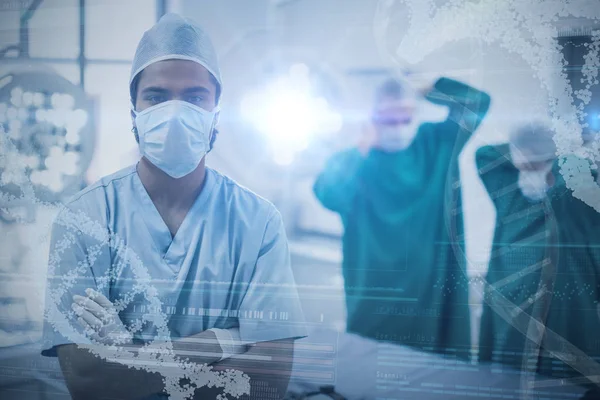 Surgeon standing with arms crossed — Stock Photo, Image