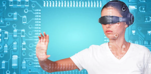 Kvinnan gester när du använder virtuella video glasögon — Stockfoto