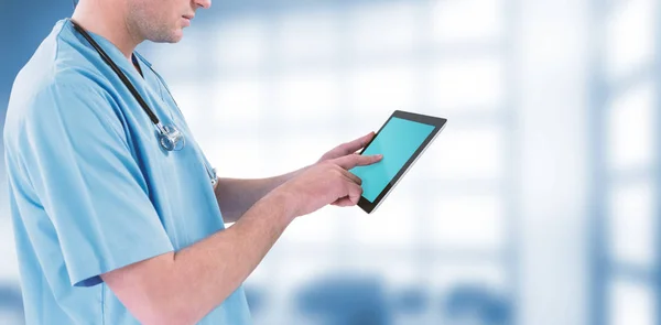 Ahli bedah menggunakan tablet digital futuristik — Stok Foto