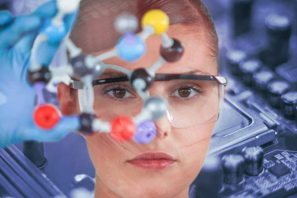 Cientista fêmea segurando modelo molecular a — Fotografia de Stock