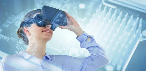 Businesswoman using virtual reality headset — Stock Photo, Image