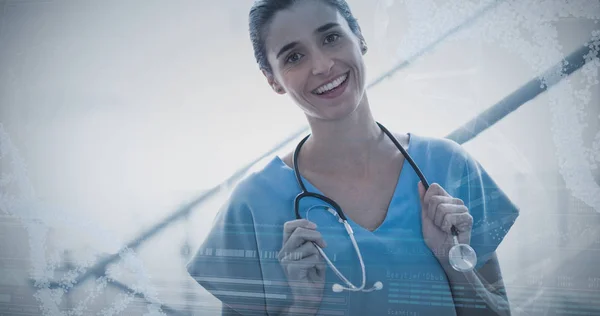 Улыбающаяся женщина-хирург держит стетоскоп — стоковое фото