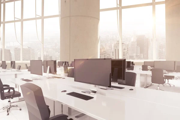 3D Mobiliario de oficina contra ventanas —  Fotos de Stock