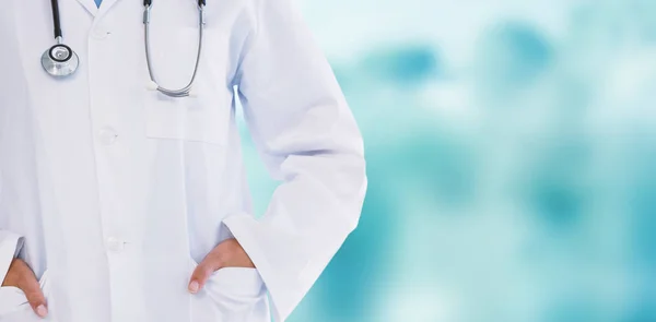 Läkare står med händerna i fickan — Stockfoto