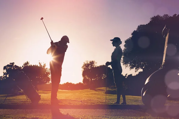 Casal de golfe jogando juntos — Fotografia de Stock