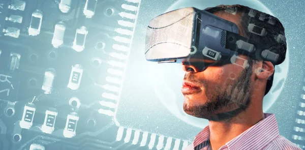 Zakenman bedrijf virtuele bril — Stockfoto