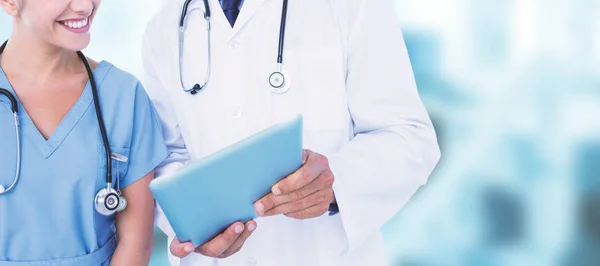 Arzt mit Krankenschwester mit Tablette — Stockfoto