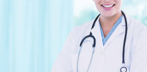 Vrouwelijke arts glimlachen — Stockfoto