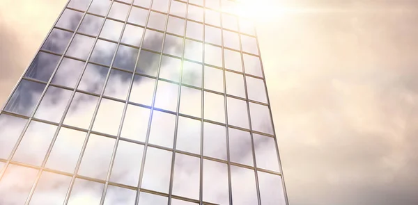 Edificio moderno contro vista del cielo blu — Foto Stock