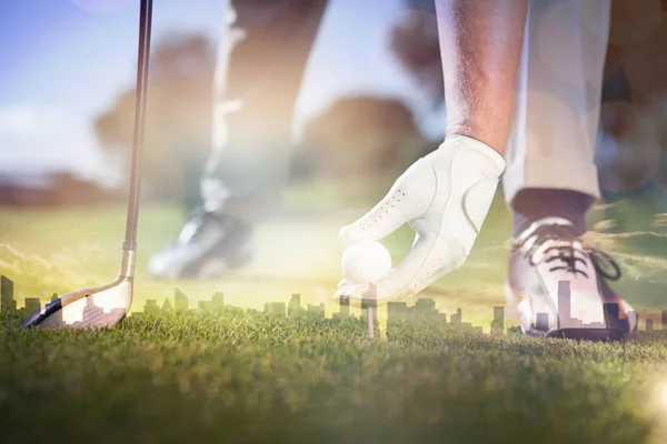 Golfista colocando bola de golfe no tee — Fotografia de Stock