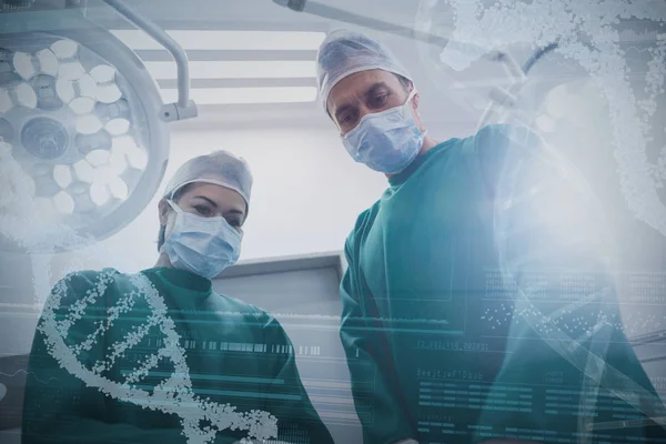 Cirurgiões realizando operação na sala de operação — Fotografia de Stock