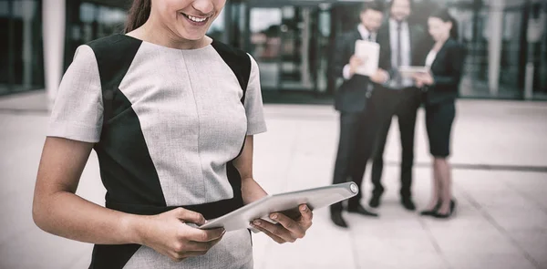Geschäftsfrau mit digitalem Tablet — Stockfoto