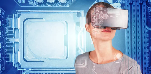 Kvinna med hjälp av virtuell verklighet simulator — Stockfoto