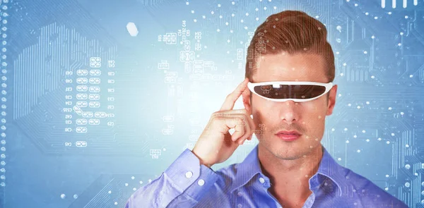 Knappe man met virtuele video bril — Stockfoto
