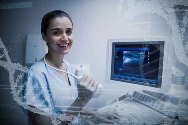 Enfermera usando dispositivo ultrasónico — Foto de Stock
