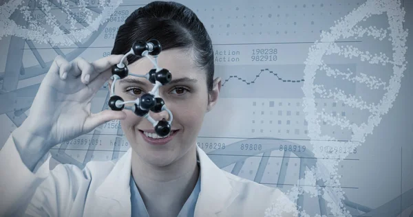 Científica femenina sosteniendo modelo molecular —  Fotos de Stock