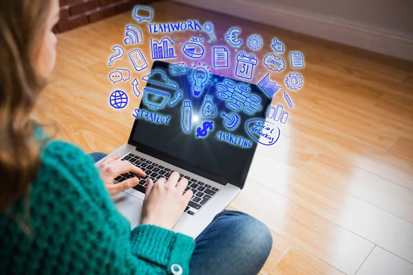 Frau sitzt mit Laptop auf dem Boden — Stockfoto