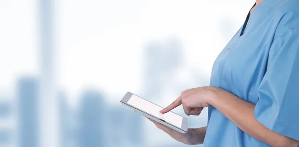 Žena lékař pomocí digitální tablet — Stock fotografie