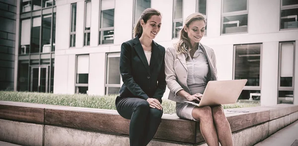 Geschäftsfrauen sitzen und nutzen Laptop — Stockfoto