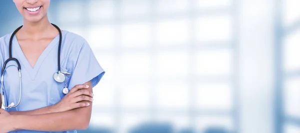 Vrouwelijke chirurg tegen tandheelkundige apparatuur — Stockfoto