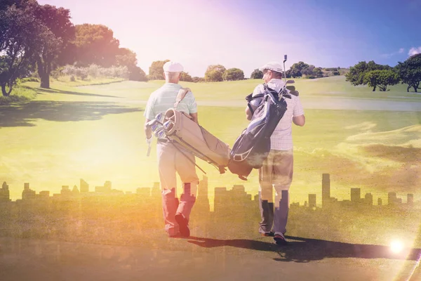 Freunde laufen auf Golfplatz — Stockfoto