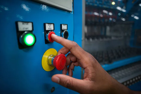 панель задач. кнопка пуск программы. кнопки на панели задач. панель управления экран windows 10. нажатие кнопки пуск.