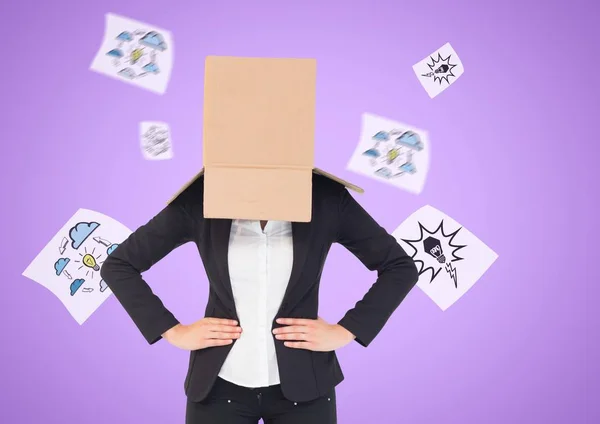 Geschäftsfrau mit einem mit Pappkartons bedeckten Gesicht, die gegen Innovationskonzepte im Hintergrund steht — Stockfoto