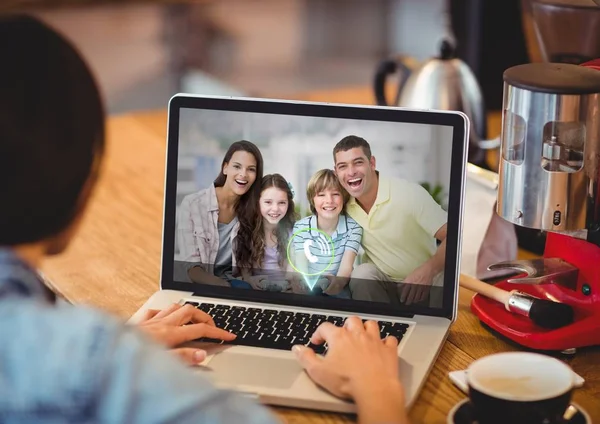 Donna che fa videochiamate con la famiglia sul computer portatile — Foto Stock