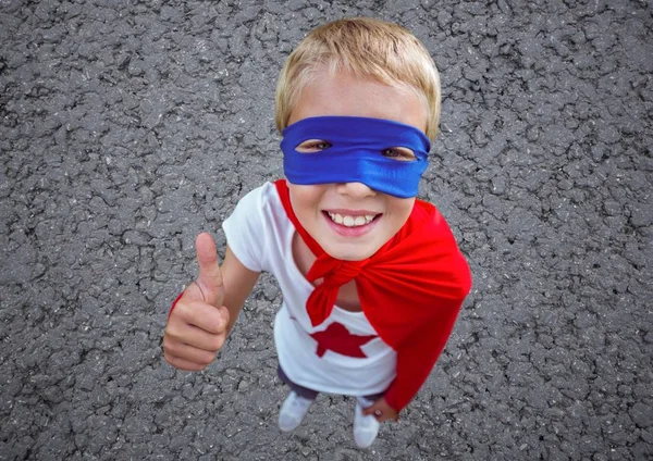 Chlapec v kostýmu superhrdiny ukazuje palec — Stock fotografie