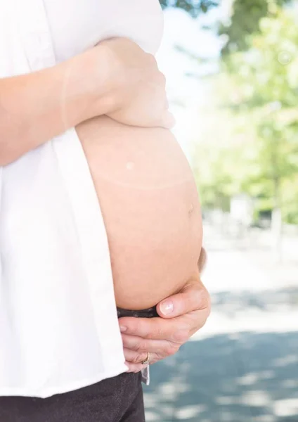 Έγκυος γυναίκα που κρατάει την κοιλιά της — Φωτογραφία Αρχείου