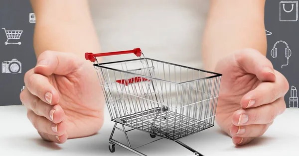 Kvinna händerna kupade runt shopping cart — Stockfoto