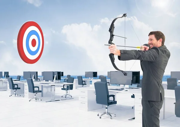 Hombre de negocios apuntando al blanco con arco y flecha — Foto de Stock