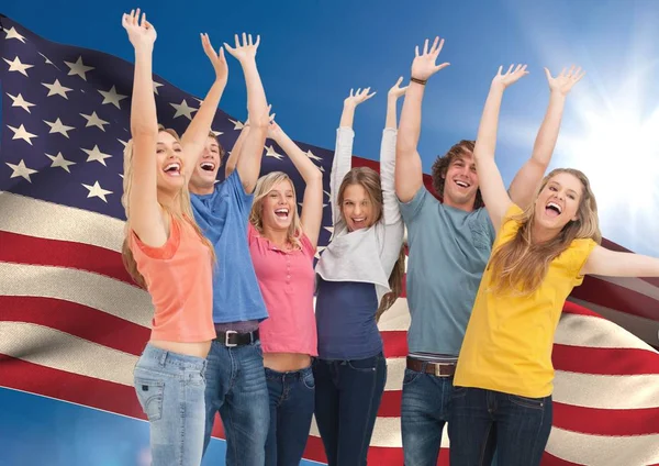 Jovens aplaudindo contra bandeira americana — Fotografia de Stock