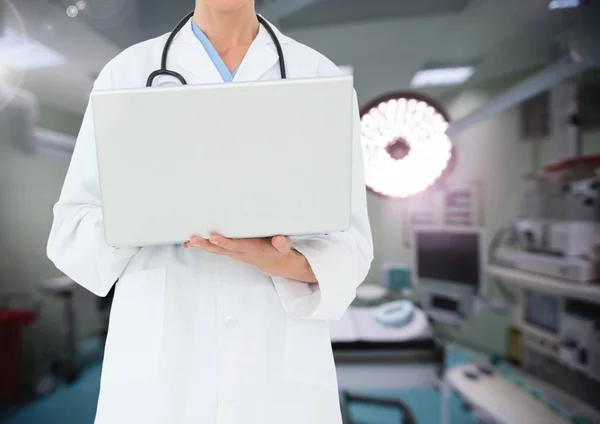 Doctor usando laptop —  Fotos de Stock
