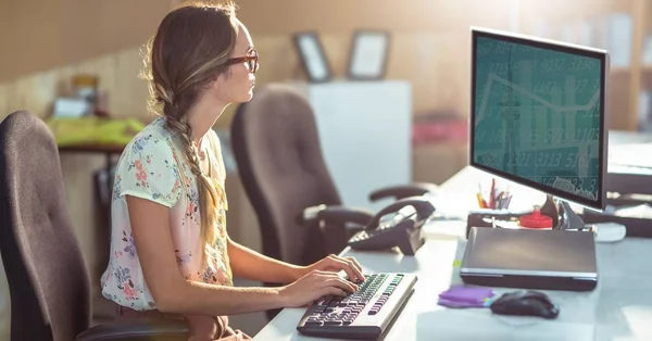 Female graphics designer using computer — Stock Photo, Image