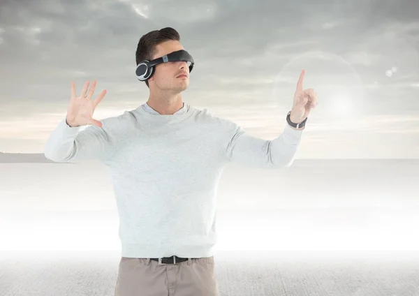 Homem gesticulando ao usar fone de ouvido realidade virtual — Fotografia de Stock