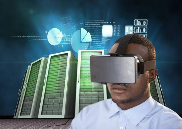 Man met behulp van virtual reality headset tegen data center achtergrond — Stockfoto