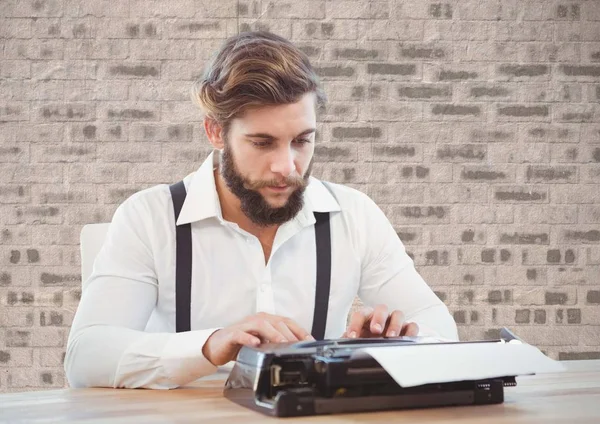 Человек в стиле ретро с помощью пишущей машинки — стоковое фото