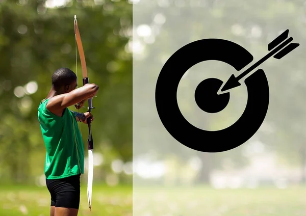 Atleta masculino praticando tiro com arco — Fotografia de Stock