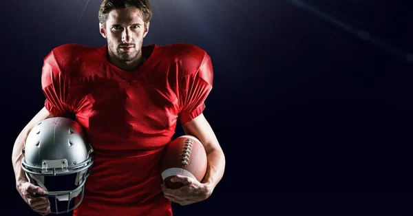Futbol amerykański gracz posiadający hełm i piłka — Zdjęcie stockowe