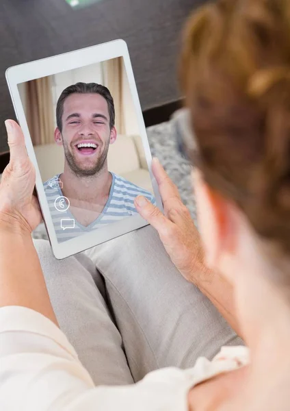 Seniorin telefoniert mit ihrem Sohn in digitalem Tablet — Stockfoto