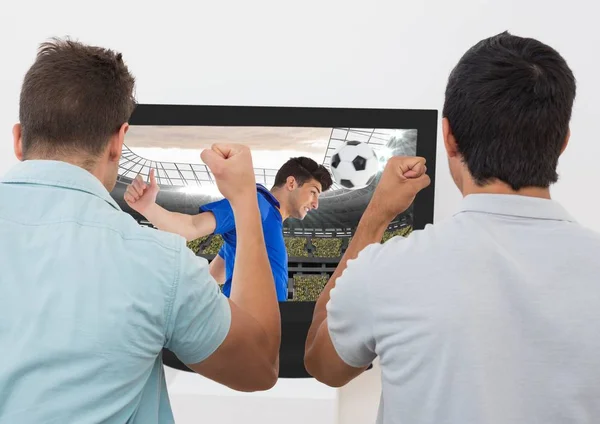 Två glada män och fotbollsmatch på tv — Stockfoto