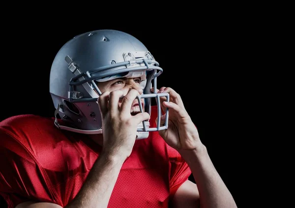 Jogador de futebol americano agressivo segurando seu capacete — Fotografia de Stock