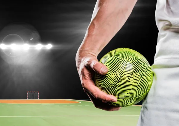 Atleta masculino segurando handebol no estádio — Fotografia de Stock